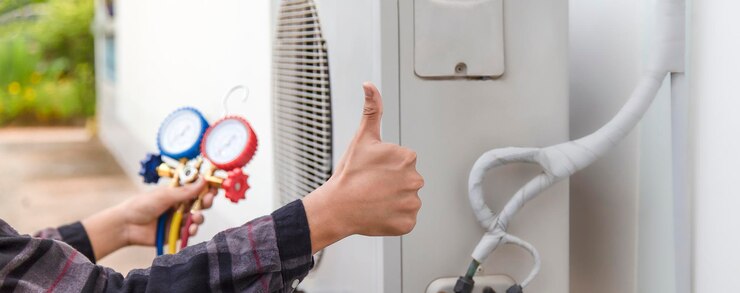 Techniker, der den Betrieb der Klimaanlage überprüft