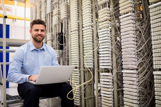 Foto techniker, der laptop beim analysieren des servers verwendet