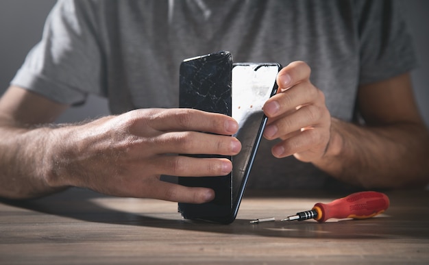 Techniker, der Smartphone repariert Reparaturdienst