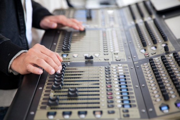 Techniker, der Soundmixer im Studio einstellt
