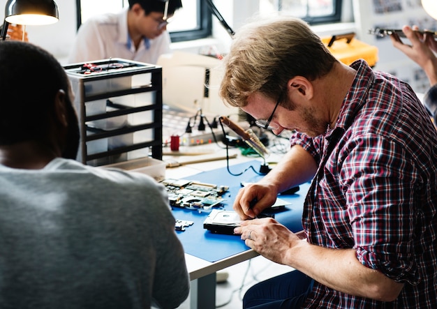 Techniker, die an Computerfestplatte arbeiten