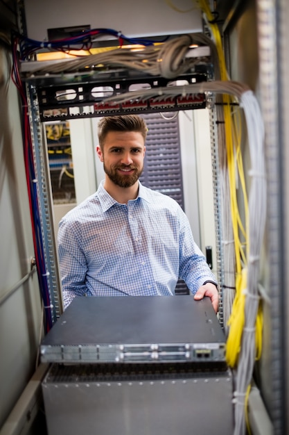 Foto techniker entfernt server vom rack-server