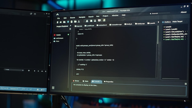 Techniker für die Qualitätssicherung von Software, der Quellcode auf einem PC liest