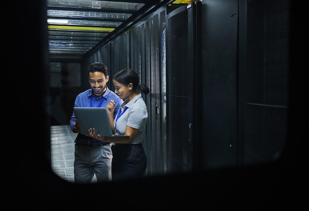 Techniker im Serverraum und Laptop für Softwaremanagementsystem-Upgrade oder Cybersicherheit Teamwork-Rechenzentrum und Ingenieur- oder Programmierer-Mitarbeiter Informationstechnologie und Programmierung