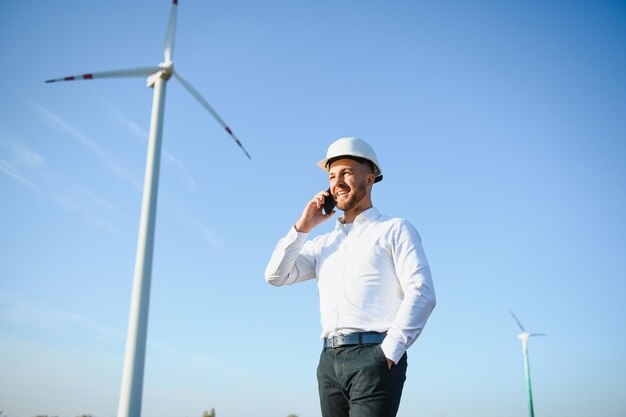 Techniker Ingenieur in Windkraftanlagen-Kraftwerksstation