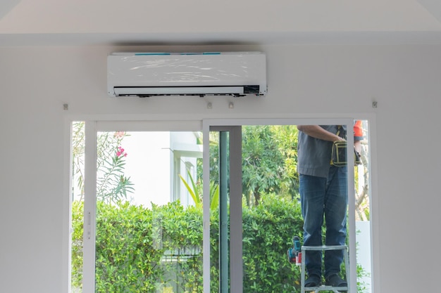 Techniker installieren Klimaanlage an der Wand
