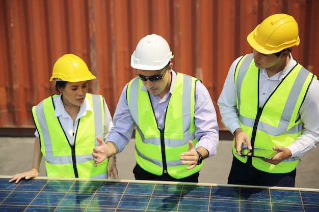 Techniker installieren Paneele Solarzellen zur Erzeugung und Verteilung von Strom. Energietechnologiekonzept