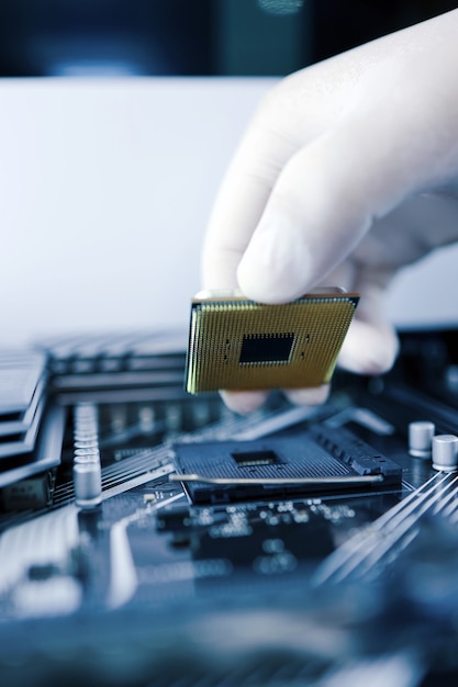 Techniker stecken den CPU-Mikroprozessor in den Motherboard-Sockel ein. Hintergrund der Werkstatt.