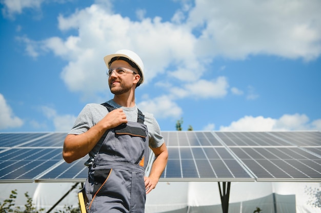 Techniker überprüft die Wartung der Sonnenkollektoren