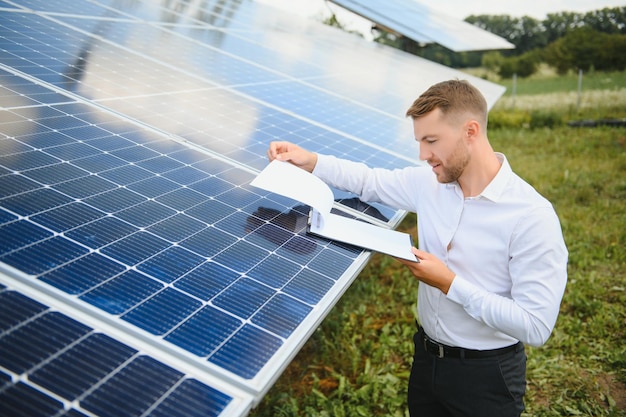 Techniker überprüft die Wartung der Sonnenkollektoren