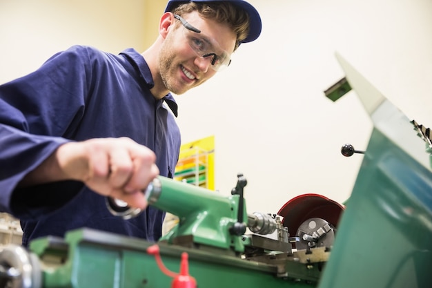 Technikstudent, der schwere Maschinerie verwendet