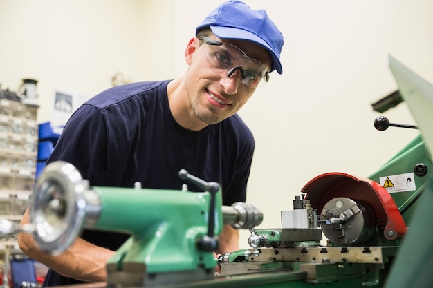 Technikstudent, der schwere Maschinerie verwendet