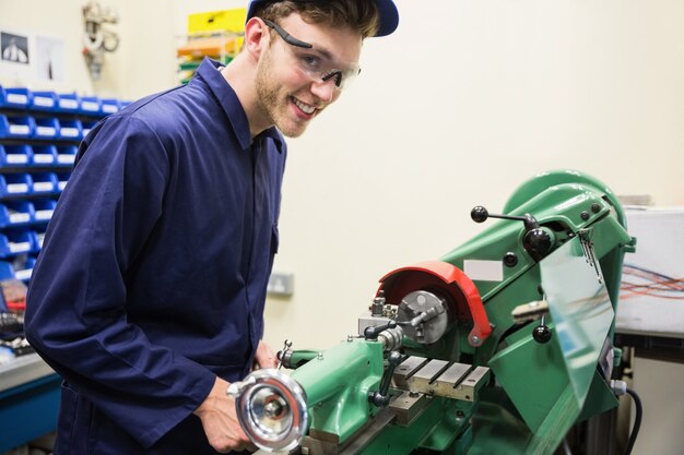 Technikstudent, der schwere Maschinerie verwendet