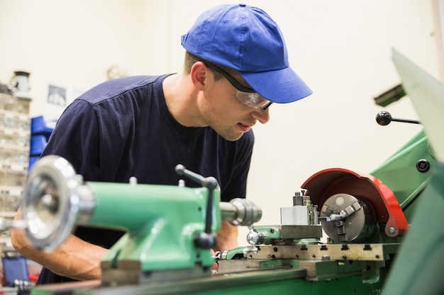 Technikstudent, der schwere Maschinerie verwendet