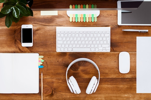 Technischer Tisch mit Notebook-Organizer und Computermonitor auf braunem Holzschreibtisch