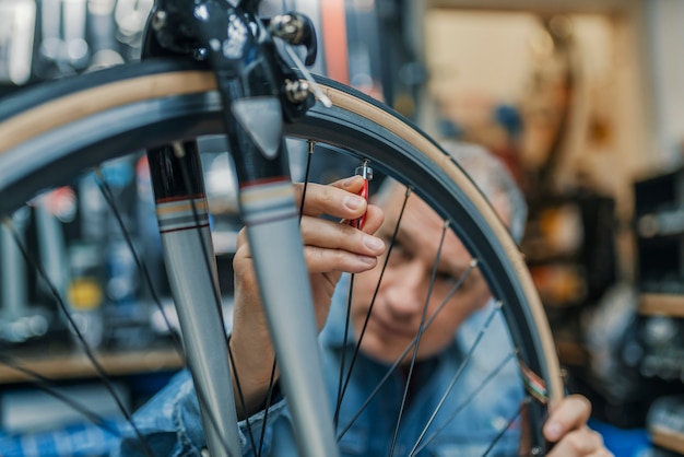 Technisches Know-how kümmert sich um Fahrrad Shop