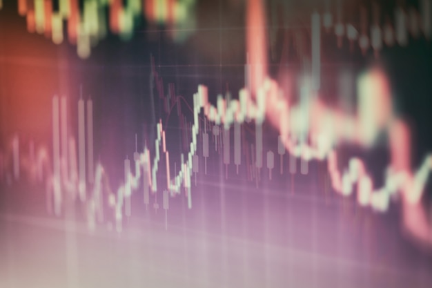 Technisches Preisdiagramm und -indikator, rotes und grünes Kerzendiagramm auf blauem Bildschirm, Marktvolatilität, Auf- und Abwärtstrend. Aktienhandel, Kryptowährungshintergrund.