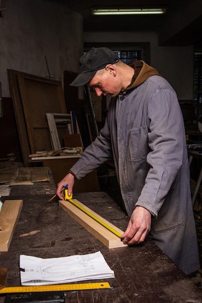 Technisches Zeichnen und Markieren für die Herstellung eines Holzrahmens