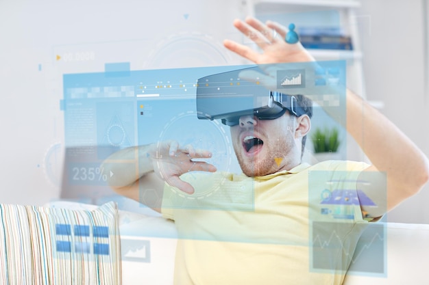 Technologie, erweiterte Realität, Big Data und Menschenkonzept – verängstigter junger Mann mit virtuellem Headset oder 3D-Brille und Bildschirmprojektion