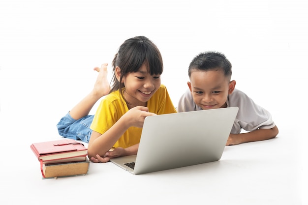 Technologie mit dem Lernen und Bildung, Gruppe asiatische Kinder, die auf Laptop auf weißem Hintergrund schauen