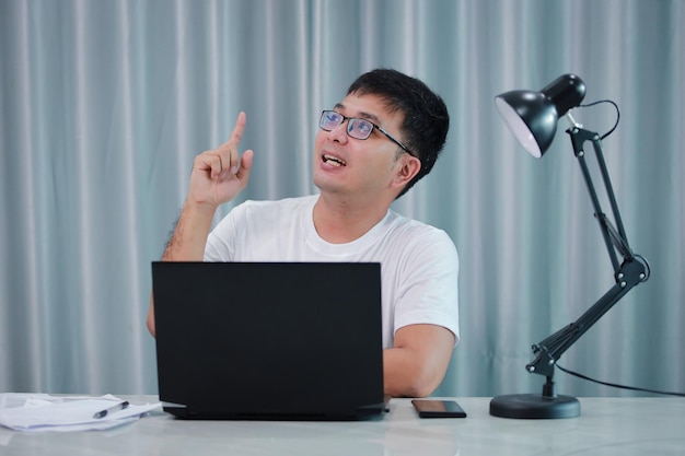 Technologie-Remote-Job und Lifestyle-Konzept glücklicher asiatischer Mann Mann mit Brille.