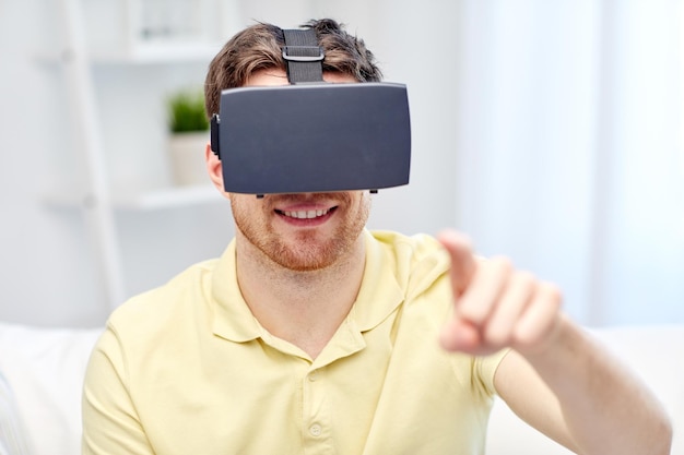 technologie-, spiel-, unterhaltungs- und menschenkonzept - glücklicher junger mann mit virtual-reality-headset oder 3d-brille, der videospiel spielt