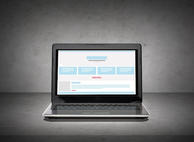 Technologie- und Objektkonzept - Laptop-Computer mit Webseiten-Designvorlage auf dem Bildschirm