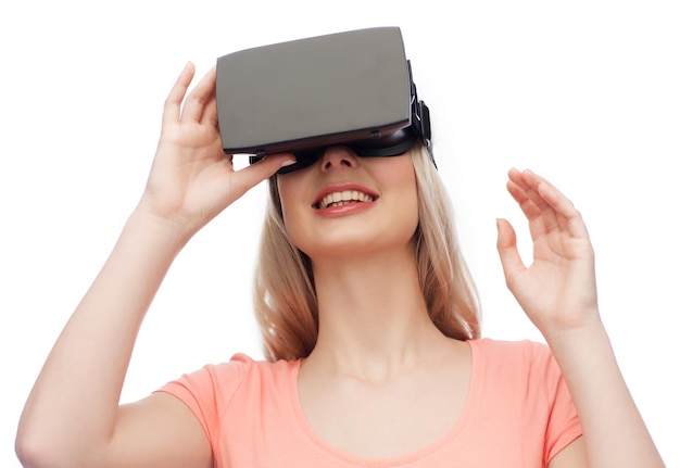 Technologie, virtuelle Realität, Unterhaltung und People-Konzept - glückliche junge Frau mit Virtual-Reality-Headset oder 3D-Brille