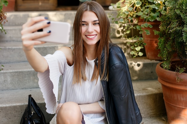 Technologien, junge Schönheit Frau machen Selfie für Selbst Smartphone