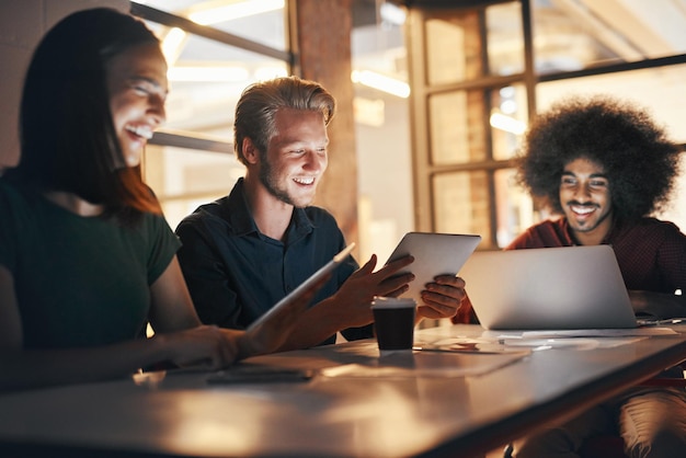 Technologieressourcen nutzen Aufnahme einer Gruppe von Designern bei einer Brainstorming-Sitzung im Sitzungssaal