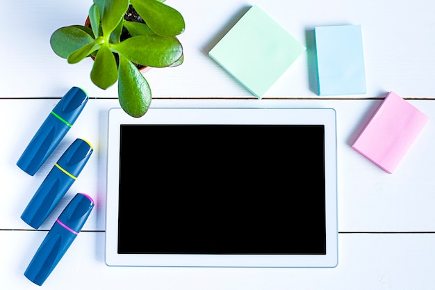 Technologies una tableta moderna con espacio para copiar y artículos de papelería en una mesa de madera