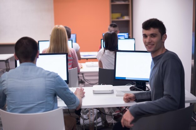 technologiestudentengruppe im schulklassenzimmer des computerlabors, das an arbeitet