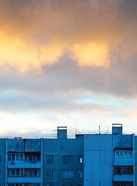 Techo al atardecer de la zona industrial de Moscú vertical