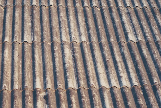 Techo de amianto antiguo de edificio rural