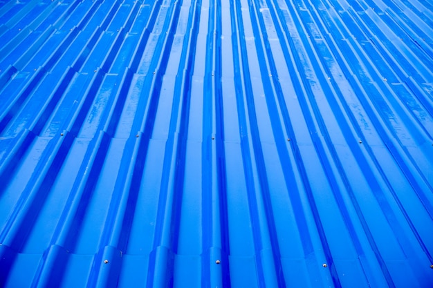 Techo azul teja húmedo de la lluvia para el fondo