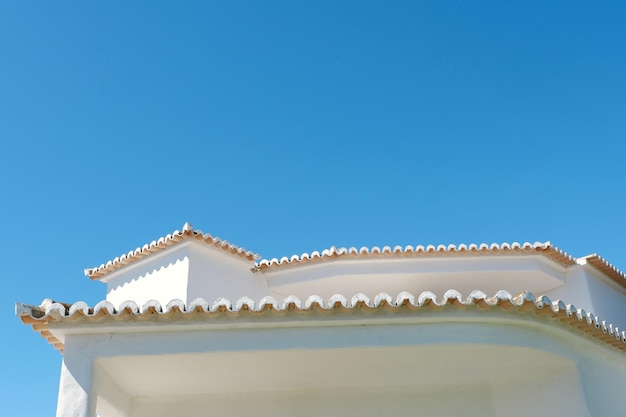 Un techo de una casa con un cielo azul en el fondo Telón de fondo vintage