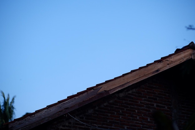 Un techo de una casa con un cielo azul de fondo.