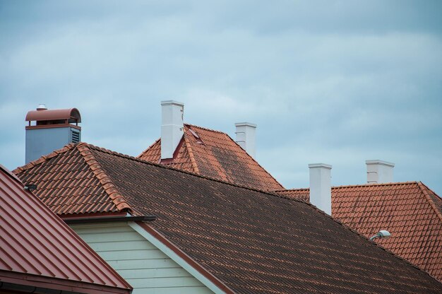 Foto el techo de la casa contra el cielo