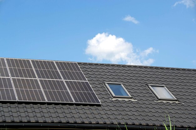 Techo de una casa con módulos fotovoltaicos