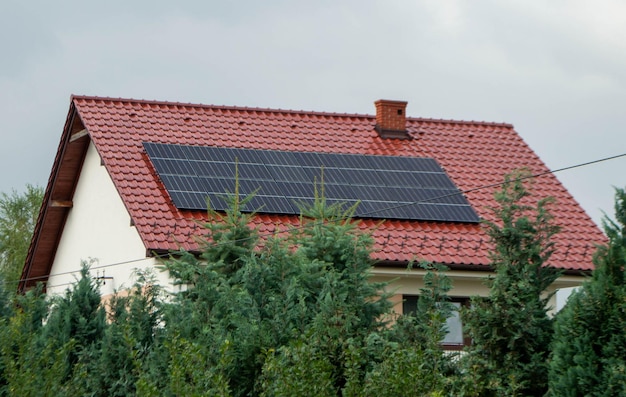 Techo de casa con módulos fotovoltaicos