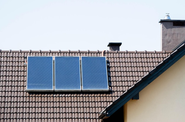 Foto techo de una casa con módulos fotovoltaicos