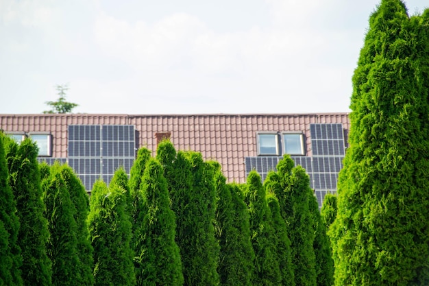 Techo de una casa con módulos fotovoltaicos