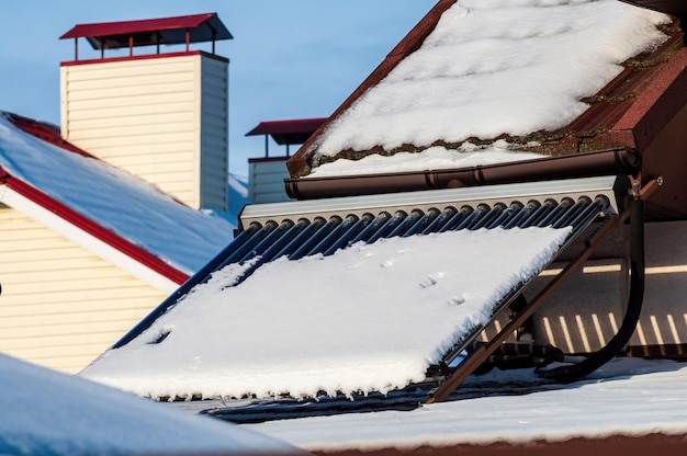 Foto un techo de casa nevada con un sistema de calefacción solar energía alternativa ecológica