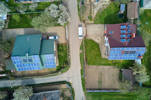 Techo de casa privada cubierto con paneles solares fotovoltaicos para la generación de energía eléctrica ecológica limpia en el área rural suburbana de la ciudad Concepto de casa autónoma