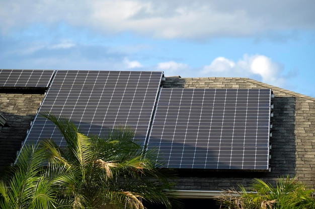 Techo de casa privada cubierto con paneles solares fotovoltaicos para generar energía eléctrica ecológica limpia en el área suburbana de la ciudad rural Concepto de casa autónoma