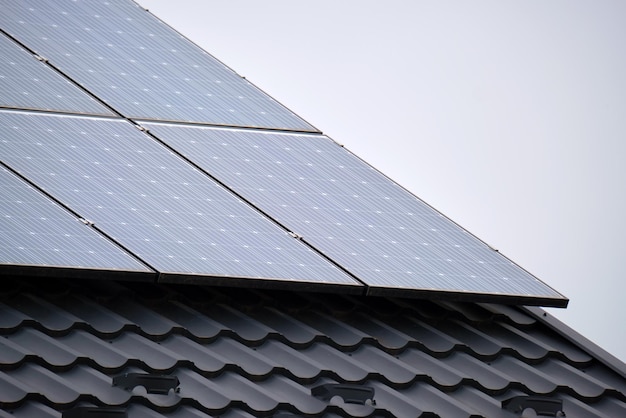 Techo de casa privada cubierto con paneles solares fotovoltaicos para generar energía eléctrica ecológica limpia en el área suburbana de la ciudad rural Concepto de casa autónoma