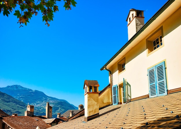 Techo y chimeneas de edificios en el casco antiguo de Sion, Canton Valais, Suiza.