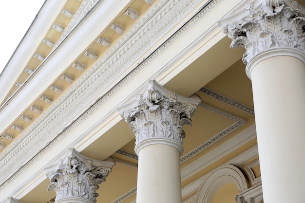 Techo con columnas de un edificio antiguo