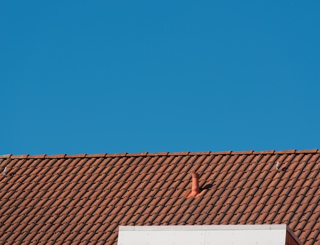 Foto el techo del edificio contra el cielo azul