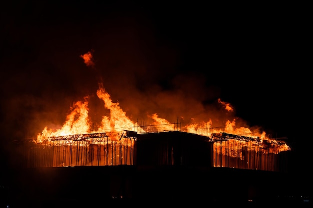 Techo de edificio en llamas por la noche